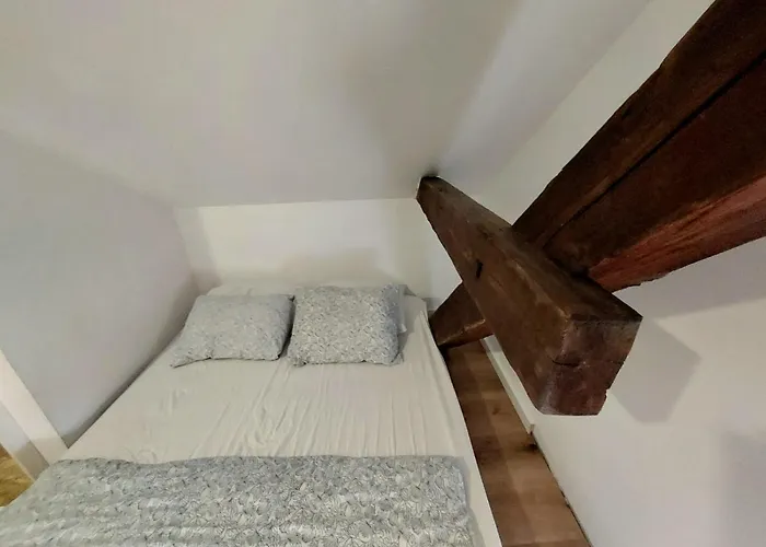 Vv Art, Unique In Center *